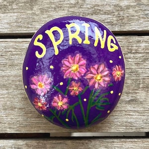 Blumen bemalter Stein, Gänseblümchen bemalter Stein, Natur inspiriert, Gänseblümchenkunst, Frühling bemalter Stein, Frühlingskunst, Achtsamkeitshilfe Geschenk, Frühlingskunst