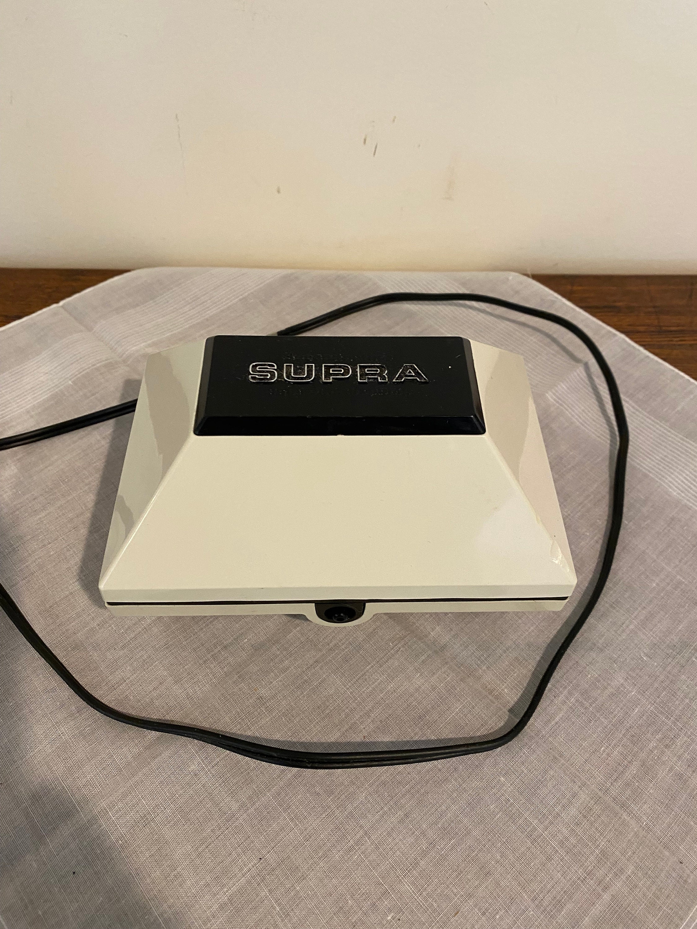 thumbnail image 2 of Hydrofarm Active Aqua 7.8 LPM Air Pump - 2 Outlet For Hydroponics, Pond, Or Aquarium 2 of 5