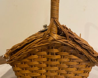 蓋と革と金属留め具が付いたヴィンテージの小さな籐バスケット - Etsy 日本