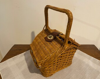蓋と革と金属留め具が付いたヴィンテージの小さな籐バスケット - Etsy 日本