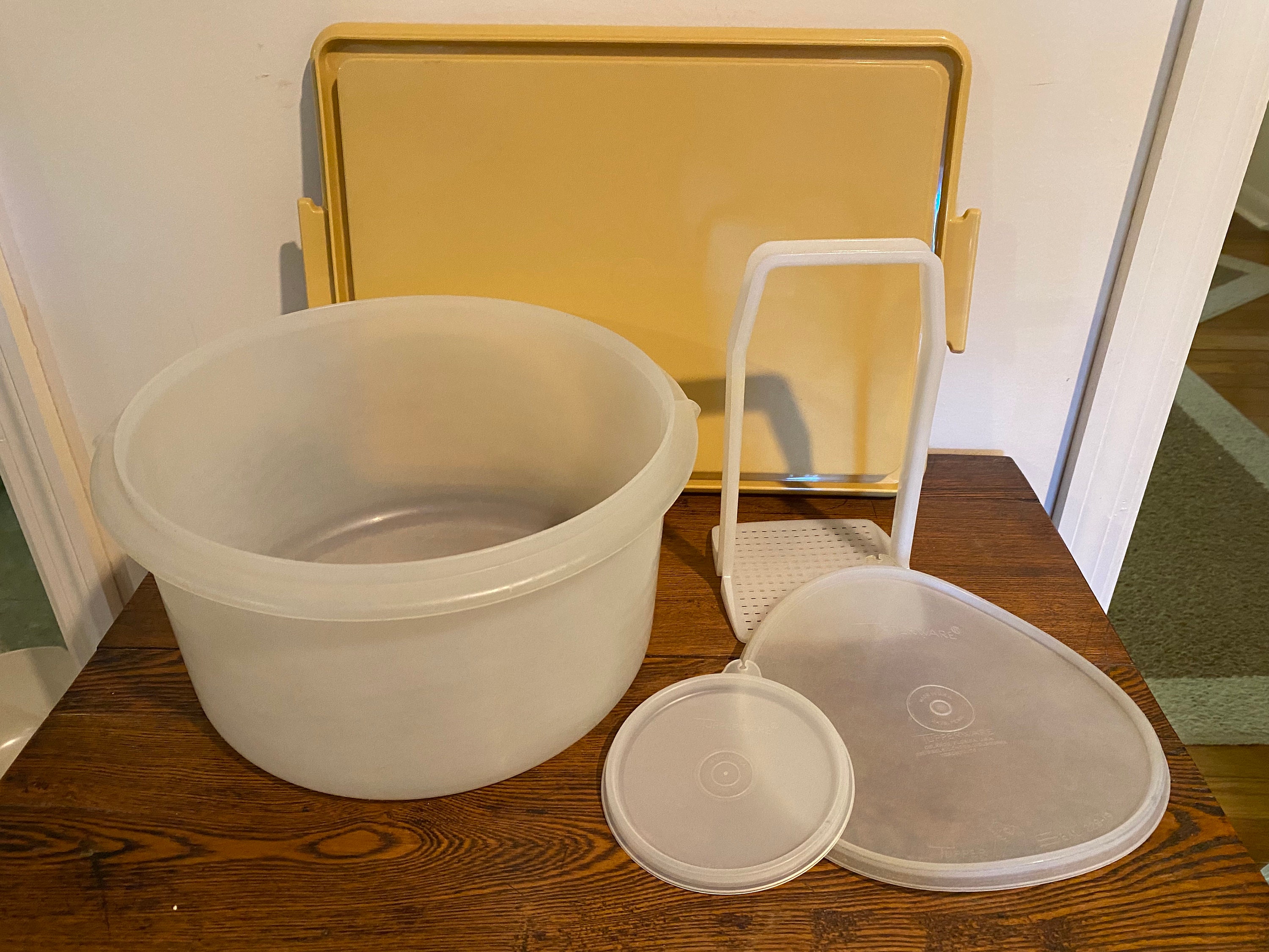 Tupperware Large Microwave Serving Bowl Yellow Lid Pre-owned 