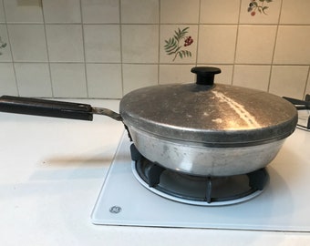 Sartén de aluminio de mediados de siglo con tapa y mango de madera
