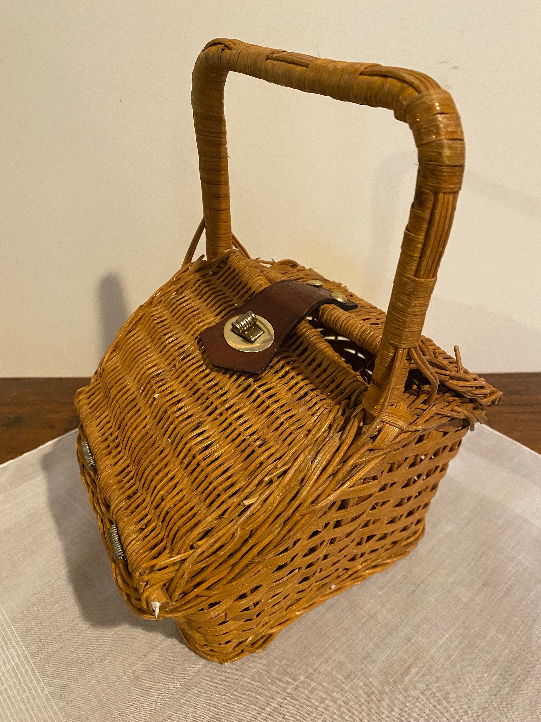蓋と革と金属留め具が付いたヴィンテージの小さな籐バスケット - Etsy 日本