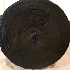 Puede incluir: La parte inferior de una escultura de madera con una base circular. La base est&aacute; marcada con "MADE IN SPAIN".