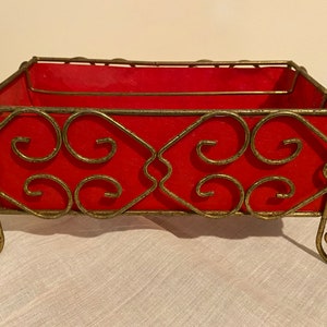 Rektangulär hållare/korg i röd plast och mässing med belysning, vintagestil