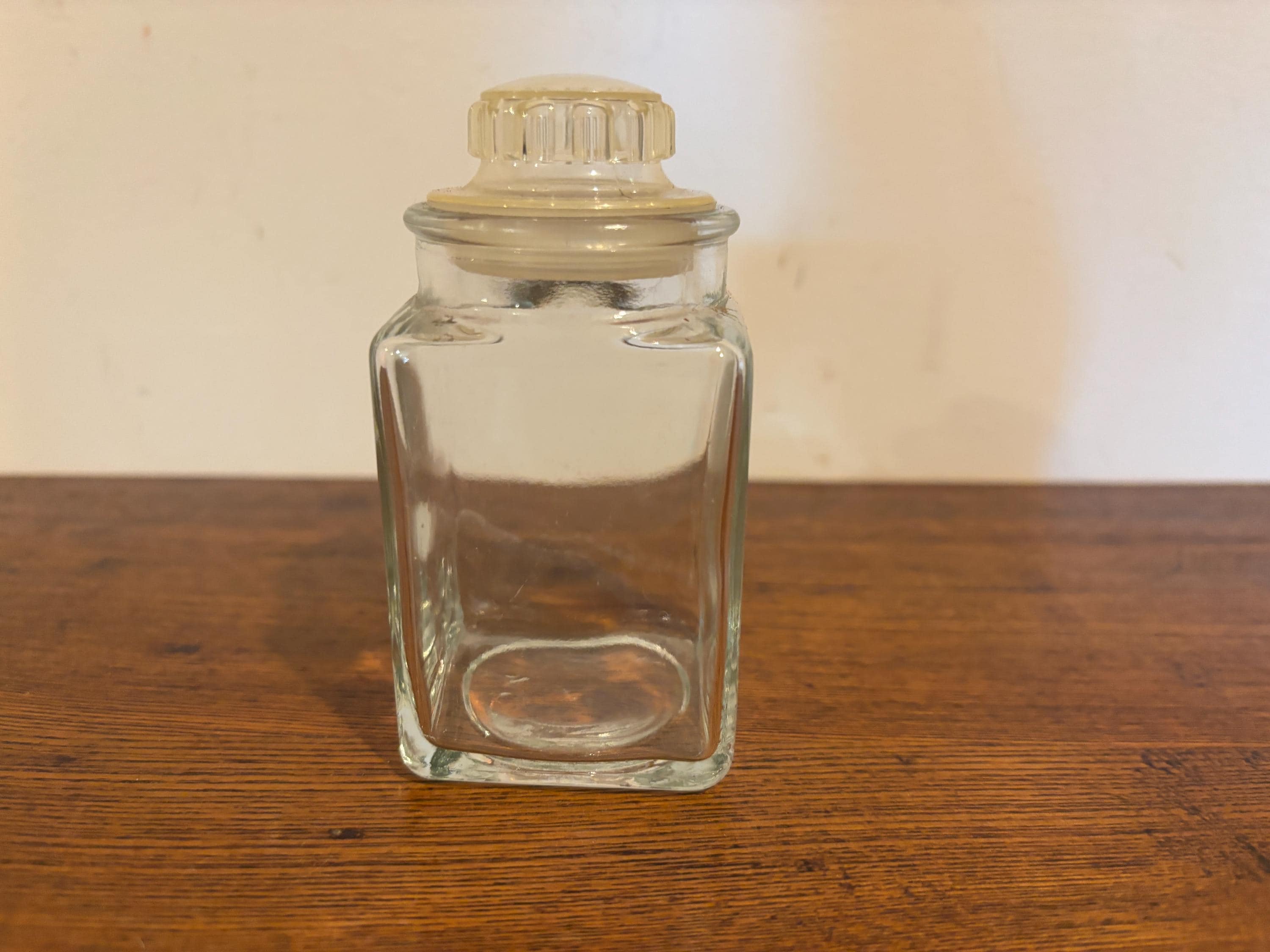 ヴィンテージの小さな四角いガラス瓶（蓋付き） - Etsy 日本