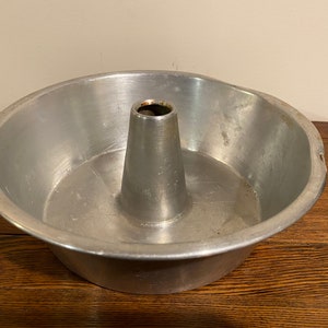 Vintage Aluminum Bundt Pan - 10"