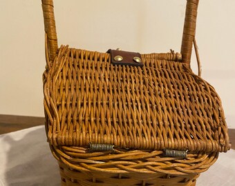 蓋と革と金属留め具が付いたヴィンテージの小さな籐バスケット - Etsy 日本