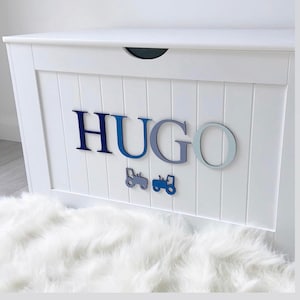 Letrero de madera con forma de caja de juguetes y adornos. Nombre en tonos pastel. Decoración de caja de juguetes. Decoración de pared. (Solo letras y adornos. La caja de juguetes NO está incluida)