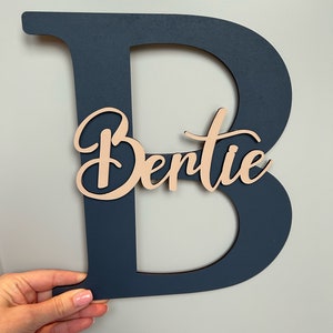 Placa de madera personalizada para puerta con nombre e inicial - Placa infantil personalizada - 20 cm