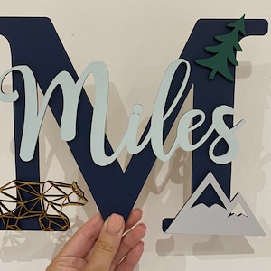 Letrero con nombre de montaña personalizado. Letrero para puerta de dormitorio. Letra inicial de madera. Nombre de caja de juguetes. Placa para puerta. Tema nórdico. Letrero con nombre para puerta de dormitorio