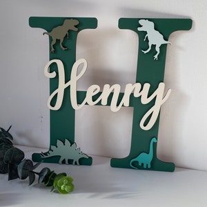 Letrero con nombre de dinosaurio personalizado. Letrero con nombre para la puerta del dormitorio. Letra inicial de madera. Regalo de dinosaurio. Regalo de bautizo. Placa con nombre de dinosaurio