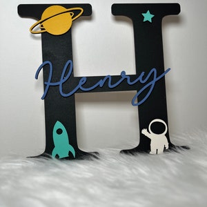 Placa de puerta personalizada con astronauta espacial - Placa de madera personalizada para dormitorio con estrellas - 20 cm
