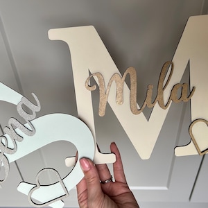 Letrero con nombre en forma de corazón para puerta. Letrero con nombre para puerta de dormitorio. Placa para puerta. Letra inicial de madera. Nombre para caja de juguetes. Regalo para recién nacido, regalo de bautizo