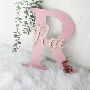 Letrero geométrico personalizado con forma de conejo. Letrero con nombre para la puerta del dormitorio. Placa para la puerta. Letra inicial de madera. Nombre para el baúl de los juguetes. Regalo de bautizo (27 cm)