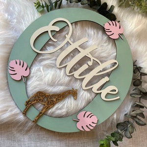 Letrero personalizado de la selva: placa de madera para puerta de dormitorio con temática de jirafa, hojas y safari - 20 cm