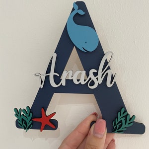 Letrero de ballena. Nombre bajo el mar. Letrero con nombre para la puerta del dormitorio. Decoración bajo el mar. Nombre para caja de juguetes. Placa para puerta. Regalo de bautizo.