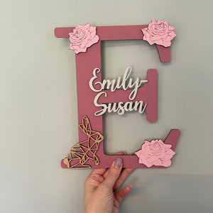 Letrero grande personalizado con forma de conejito para puerta – Letra de madera personalizada con rosas – Decoración para habitación infantil y dormitorio – 25 cm