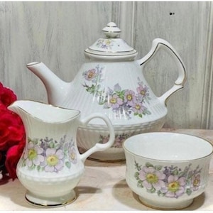 Royal Tara offener Lagerbestand Irish Blossom Teekanne Milchkännchen Zuckersticks Cachepot Kaffeeteller rosa Rosen Goldrand Irland Made Galway