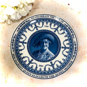 Her Majesty Queen Mother Elizabeth Dinner Plate Made in England By Wedgwood Vintage Blue and White Ironstone Lovely {0020}