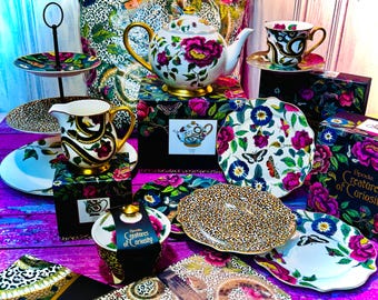 STOCK OUVERT Spore Créatures curieuses L'après-midi Morceaux de thé Théière Tasses Soucoupes Pot à crème en sucre Carnet de notes Support à gâteaux Assiettes à dessert +
