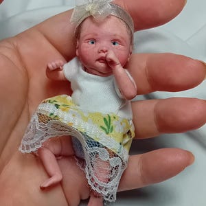 Kann nicht in die USA versendet werden* Ooak Polymer Clay Miniatur handgemachtes Baby Baby handgemachtes Polymer Clay Puppenhaus Puppenhaus Miniatur 9cm