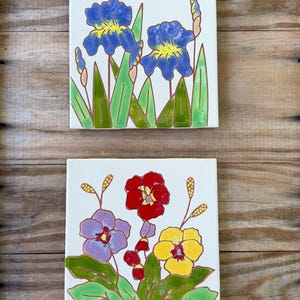 Besheer Art Tiles: Handbemaltes Keramik-Untersetzer- und Wandplaketten-Set mit Stiefmütterchen- und Irismotiven