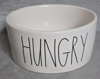 Comedero para perros Rae Dunn “HUNGRY” – Plato grande de cerámica para mascotas – Estilo rústico