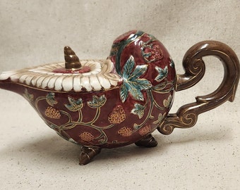 ベリーとつるのモチーフがあしらわれたヴィンテージ装飾ティーポット | 手描きの陶器製ティーポット | コテージコア風キッチン装飾 | コレクターズアイテムのティーウェア
