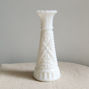 Mid Century Modern 1950&#39;s Anchor Hocking Stars & Bars Milk Glass Bud Vase