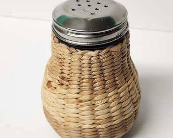 Vintage wicker woven 4.5" Shaker