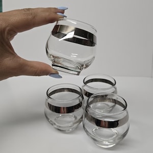 1960&#39;s Set of 4 Vintage Libbey Rock Sharpe Platinum Rim Roly Poly Glasses - Mid Century Whiskey Glasses Barware Silver Band
