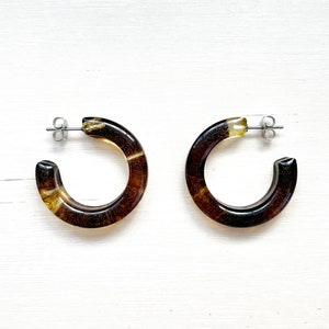 PIA HOOPS CARAMEL huggie tortoise shell pattern resin earrings