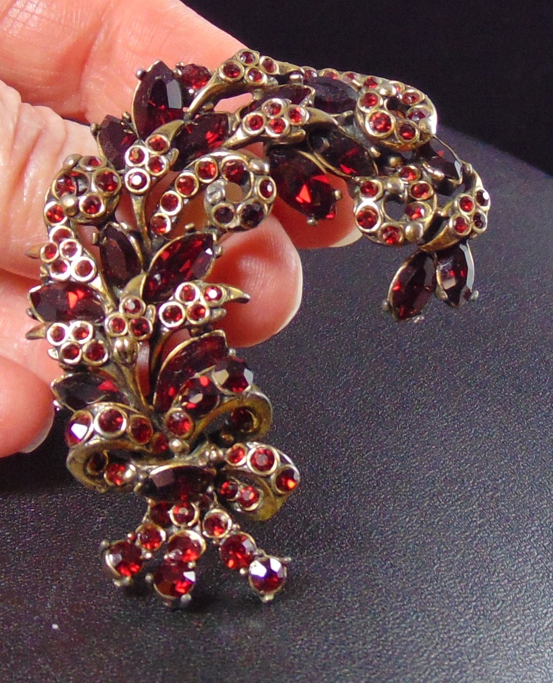 1950's　red rhinestone　fringe　brooch 1950s Inlaid Large Red Rhinestone Brooch Set - Vintage