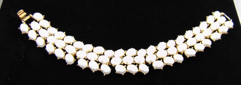 Vintage Signed Trifari \u00a9 Oval Cabochon Glass Pearl Link Bracelet Goldtone