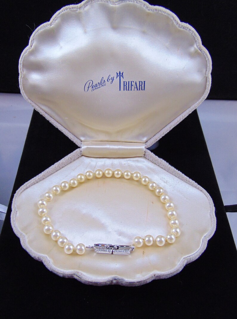 Pend Vintage Signed Crown Trifari Pat Expandable Dog Collar Pearl Necklace with Fancy Rhinestone Clasp and Original Clamshell Box