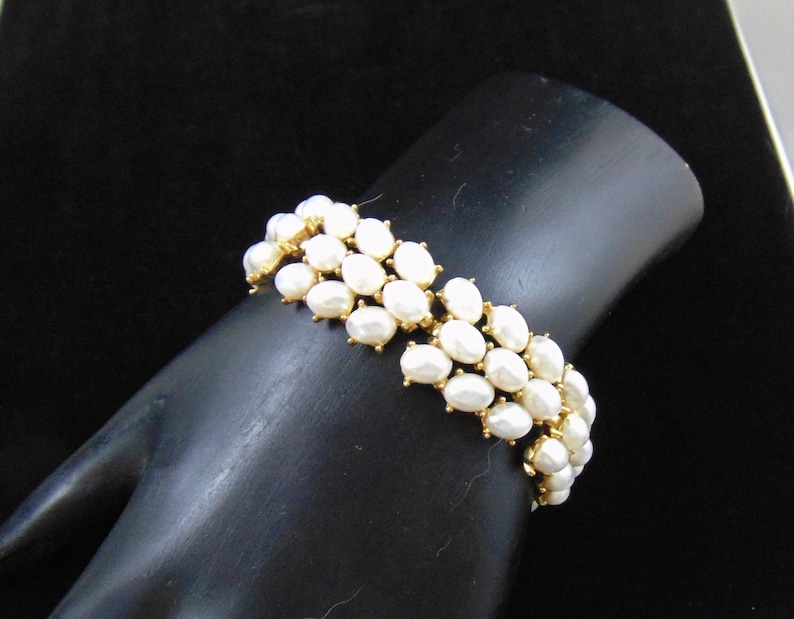 Vintage Signed Trifari \u00a9 Oval Cabochon Glass Pearl Link Bracelet Goldtone