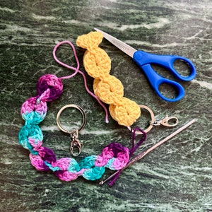 Pulsera con llavero de ganchillo: patrón de bricolaje para dije de llavero