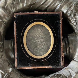 Antike schwarze gerahmte Daguerreotypie der Frau im gemusterten Kleid