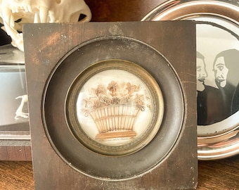 Antigua miniatura francesa redonda de arte capilar con cesta llena de flores