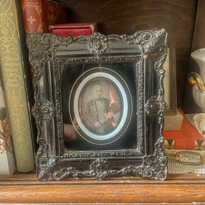 Antike schwarze Daguerreotypie eines alten Mannes im Anzug