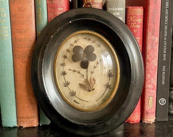 Corona de laurel con diseño antiguo francés enmarcado con pensamientos negros