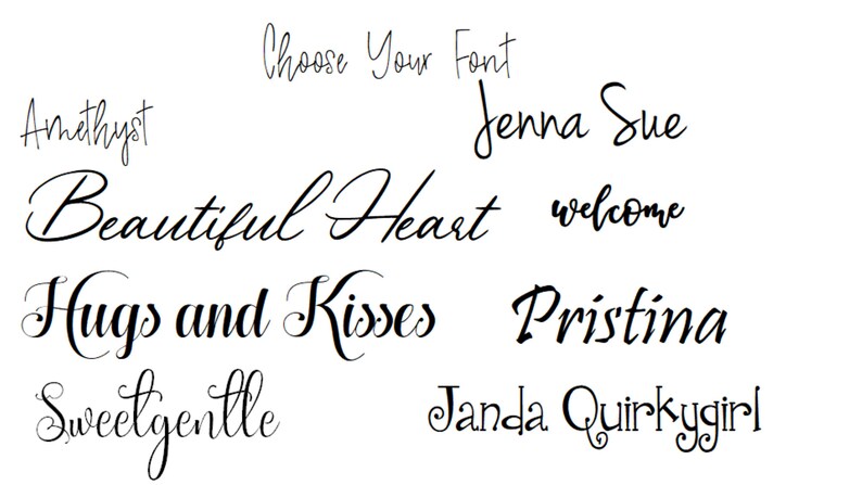 Op de afbeelding: Een verzameling van cursieve lettertypen, waaronder Amethyst, Jenna Sue, Beautiful Heart, welcome, Hugs and Kisses, Pristina, Sweetgentle en Janda Quirkygirl. Kies uw lettertype.