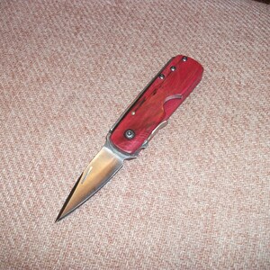 Coltello pieghevole esclusivo con chiusura posteriore, manici in carta micarta personalizzati, lama con finitura satinata, acciaio ad alto tenore di carbonio, rilascio a camma unico e speciale