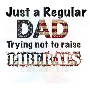 Puede incluir: Un diseño gráfico con el texto "Just a Regular DAD Trying not to raise LIBERALS" en texto negro. La palabra "DAD" está en letras grandes y tiene un diseño de bandera estadounidense con colores rojo, blanco y azul.