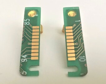 以下が含まれることがあります： 金色のコネクタが付いた緑色の回路基板が2枚。基板には94、85、10、1の番号が付けられています。