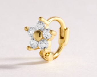 cz Blume Creolen, winzige Creolen, minimalist Ohrringe, Helix Creolen, Tragus Hoop, Gold Huggies, kleine Huggies Ohrringe, Huggies