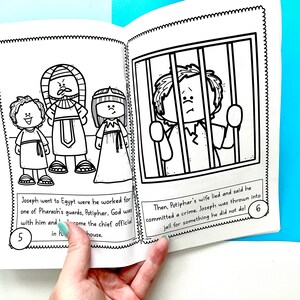 Pu&ograve; includere: Illustrazione in bianco e nero di un libro di fiabe con una scena di un uomo in una cella di prigione. Il testo dice "Allora, la moglie di Potifar ment&igrave; e disse che aveva commesso un crimine. Giuseppe fu gettato in prigione per qualcosa che non aveva fatto!"