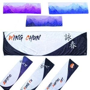 Peut inclure: Un ensemble de 10 serviettes en microfibre colorées avec différents styles d'arts martiaux imprimés dessus. Les serviettes présentent un fond blanc avec du texte et des graphismes noirs et orange. Les serviettes sont parfaites pour le yoga, le fitness ou toute autre activité où vous avez besoin d'essuyer la sueur.