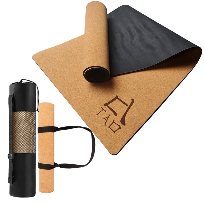 Op de afbeelding: Een kurken yogamat met een zwart antislip oppervlak en een draagriem. De mat heeft het woord "Tao" in Chinese karakters erop.